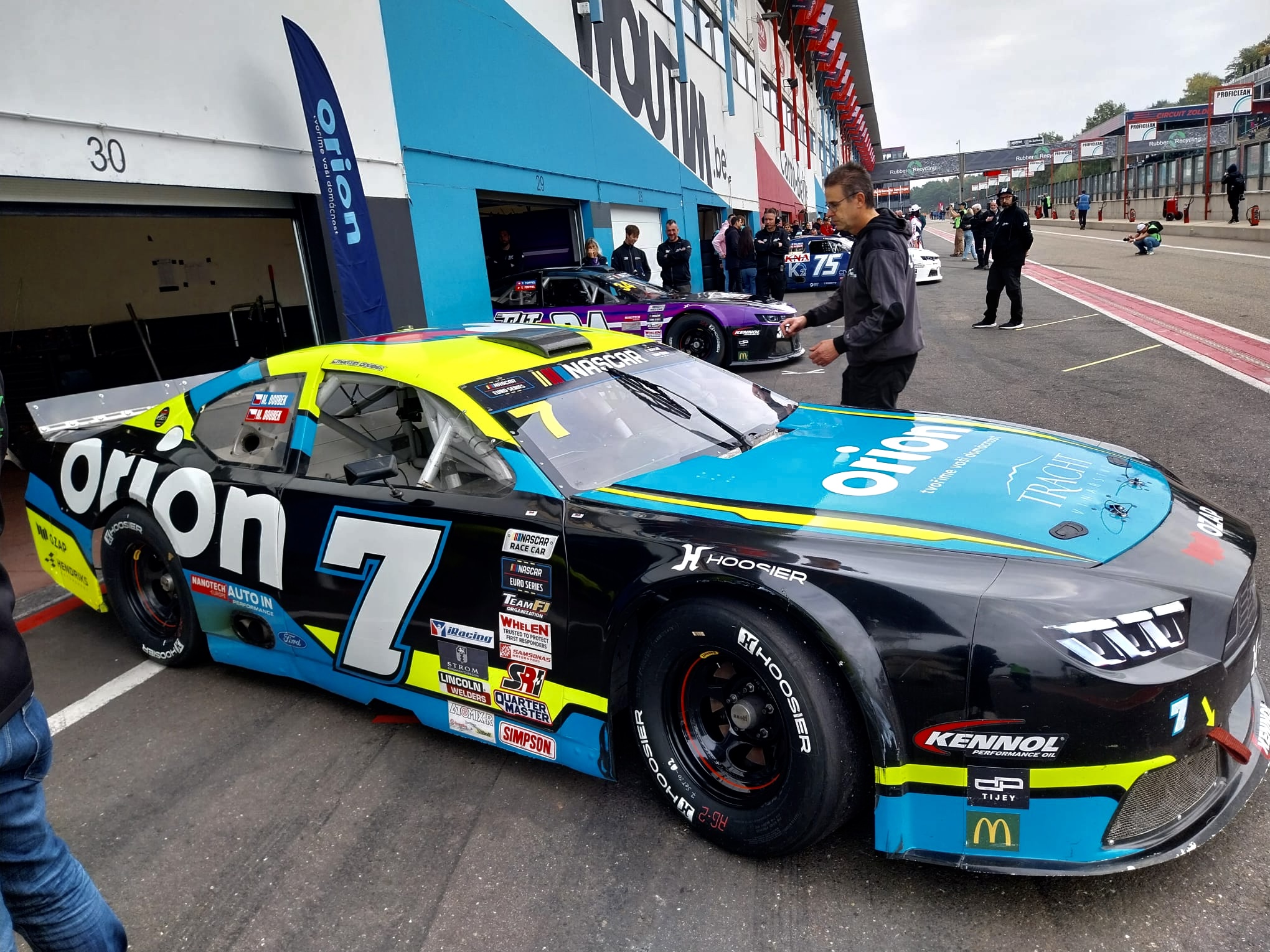 b9ddef33-4d3e-4561-9122-8941c8fa62f1 2